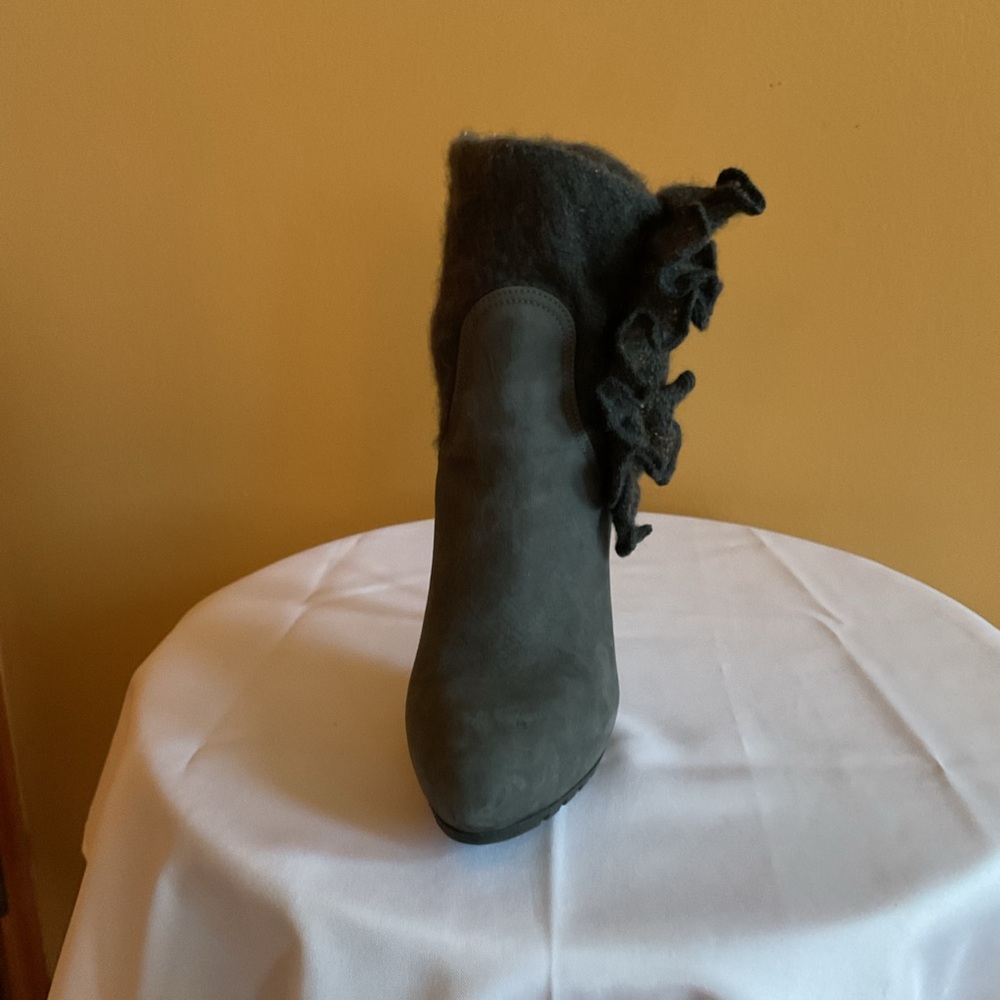 Elegant Grey Suede Stiletto Ankle Boots with Ruffle Detail Size 7.5 - Picture 7 of 9